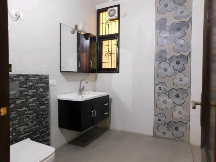 Residential Corner Kothi Ground Floor in Sec-12 Noida - Photo 2