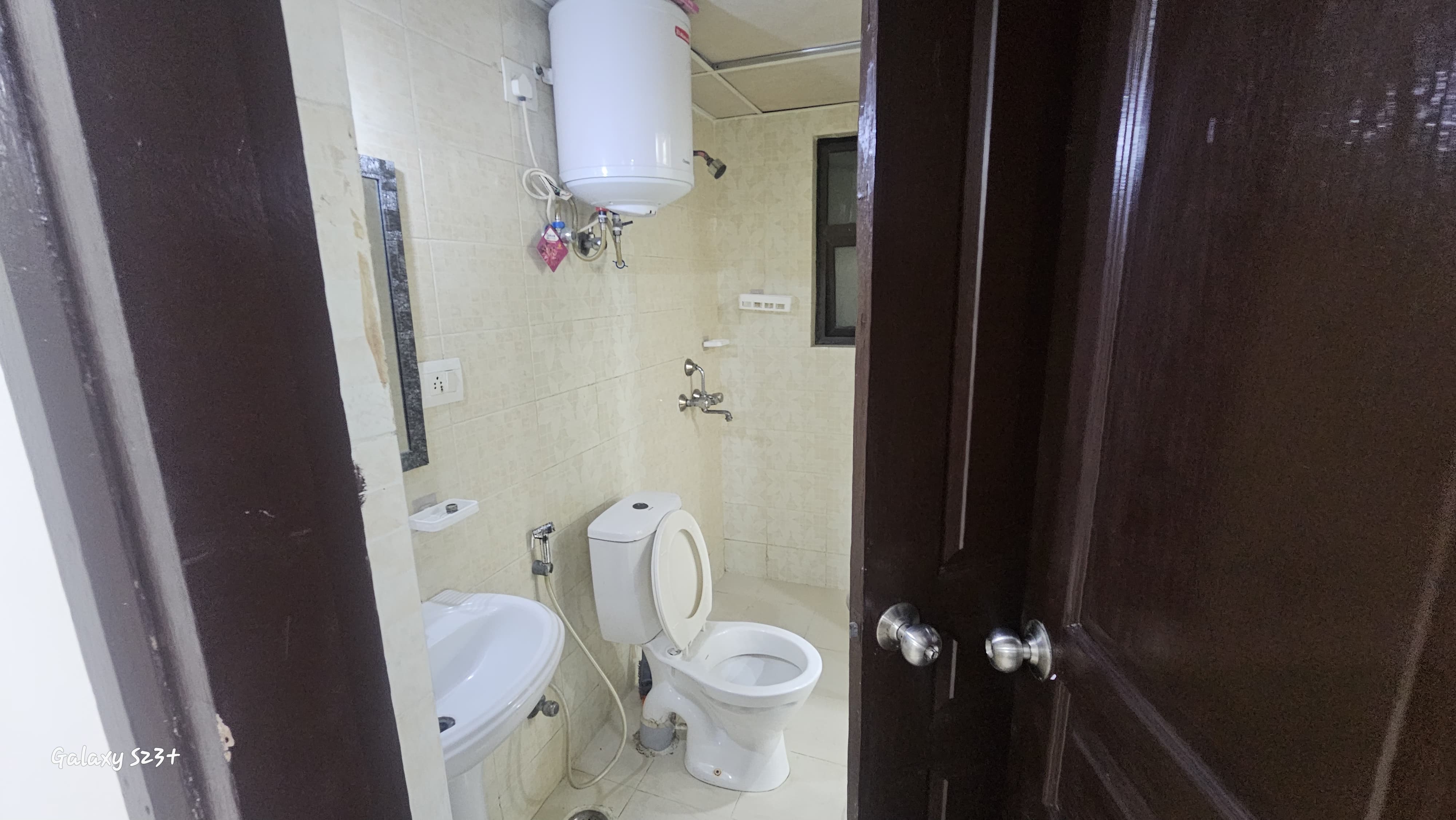 For sale 200 sq mtr residential kothi in sec 48 Noida - Photo 2