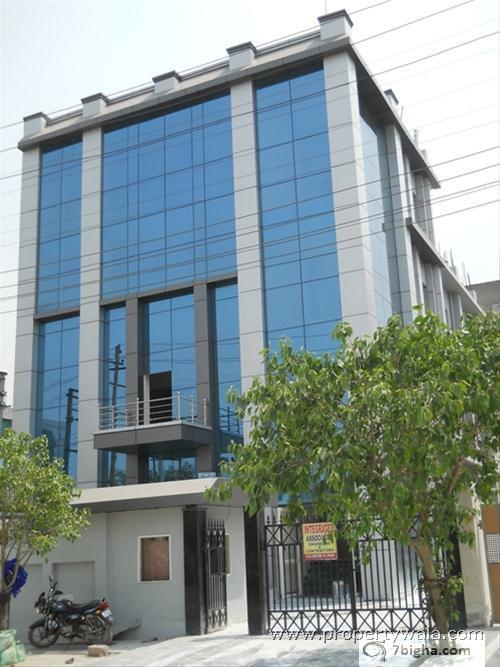 FOR RENT  372 MTR BUILDING IN SEC - 6 NOIDA
