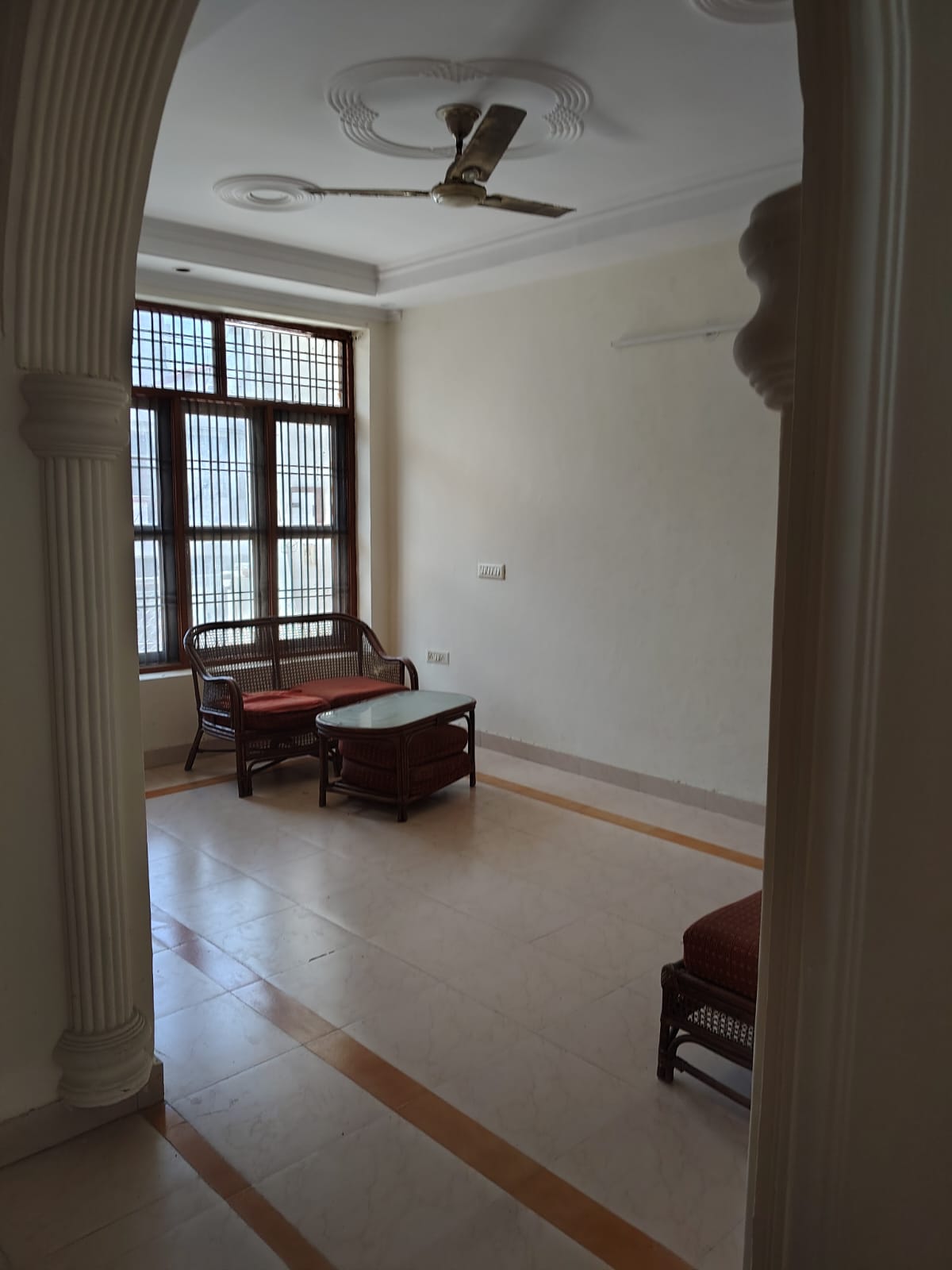 Good location sun facing 112 mtr kothi sector-52 noida.