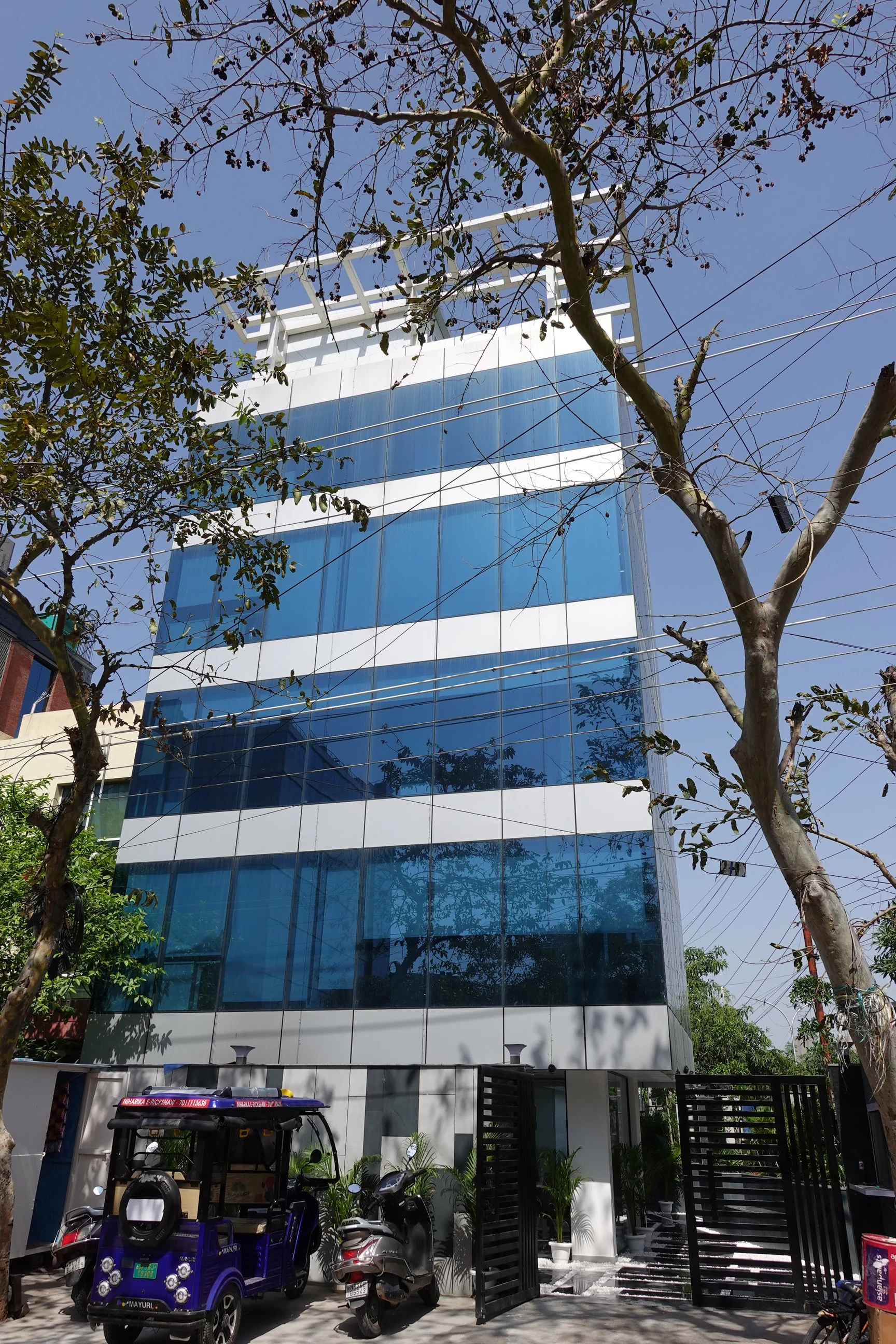 FOR SALE 450 MTR BUILDING IN SEC - 63 NOIDA