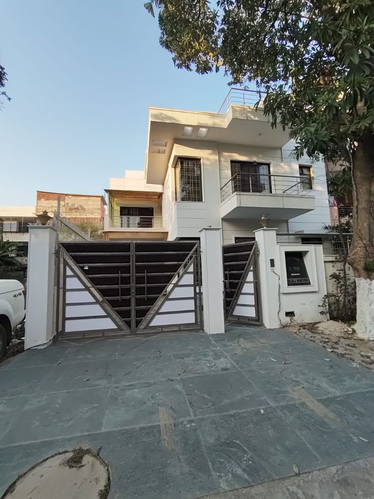 RARE OPPORTUNITY! LUXURY KOTHI FOR SALE IN SECTOR-26, NOIDA